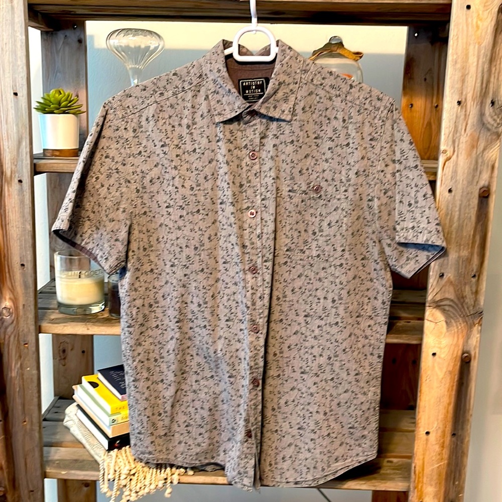 ARTISTRY IN MOTION Men’s Dark Gray Floral Short Sleeved Button Down Shirt